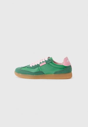 Sneaker verde in suede con accenti e lacci rosa, dotata di suola in gomma e design della punta arrotondata. Inclusi dettagli notevoli nel pannello laterale.