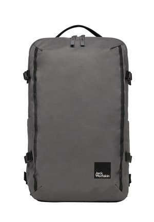 Grijze stoffen rugzak met een rechthoekige vorm, voorzien van zwarte banden, ritsen en een logopatch in de rechterbenedenhoek.