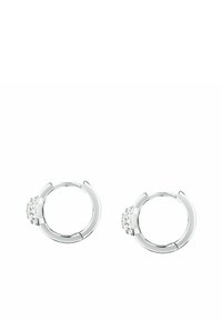 Orecchini a cerchio in argento con finitura lucida e un gruppo di gemme trasparenti su un lato. Design elegante e circolare con chiusura a cerniera.