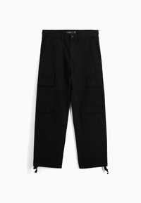 Czarne spodnie cargo wykonane z wytrzymałej tkaniny, z wieloma bocznymi kieszeniami, luźnym krojem i regulowanymi ściągaczami przy mankietach.