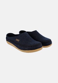 Dunkelblaue Filzclogs mit abgerundetem Zehenbereich, gesteppten Details entlang der Kante und einer hellbraunen korkähnlichen Sohle. Glatte Textur, zum Hineinschlüpfen.
