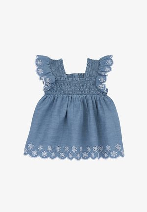 Modrá bezramenná šaty s nabíraným korzetem, volánovými rameny a bílým vyšívaným květinovým vzorem podél vykrojeného lemu.