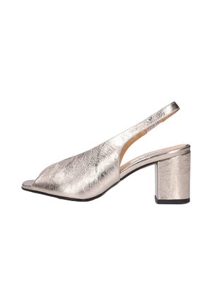 Metallisch silberner Slingback-Schuh mit offener Zehe, ausgestattet mit einer strukturierten Oberfläche und einem klobigen Absatz, vor einem weißen Hintergrund platziert.