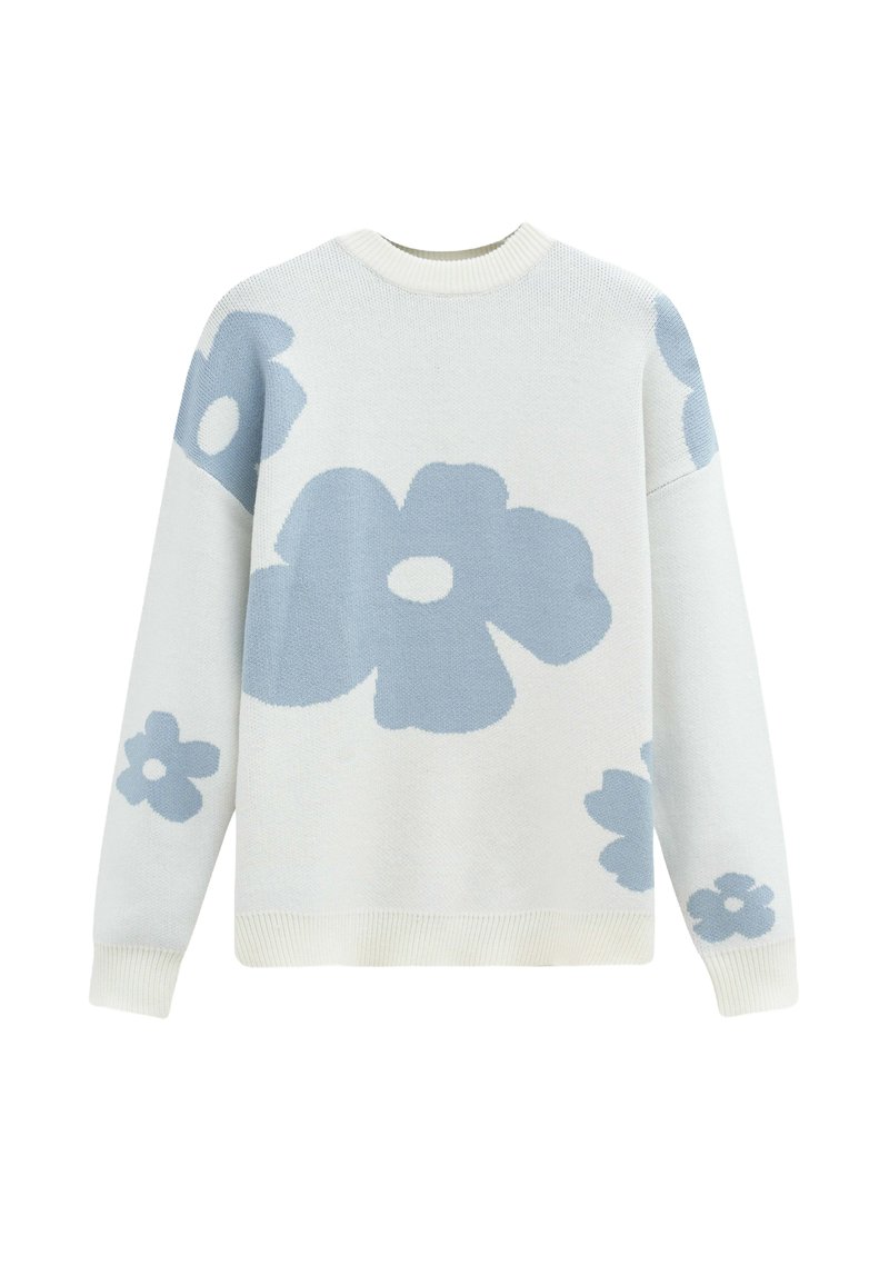 Pull en tricot blanc avec de grands motifs floraux bleu clair, doté d'un col rond et de poignets côtelés. La texture semble douce et chaude.