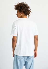 Dickies AITKIN CHEST TEE - Apdrukāts T-krekls - white