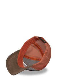 Cappello marrone e arancione con visiera piatta, tessuto testurizzato, retro in rete e etichetta di branding interna. Mostra la parte interna e la struttura interna.