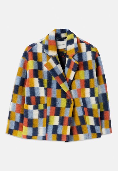 Bunter Wollblazer mit geometrischem Karomuster in Blau, Orange, Gelb, Weiß und Schwarz, ausgestattet mit Revers und einem einzigen Knopfverschluss.