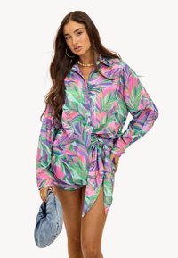 Kleurige button-up shirt met een tropisch bladpatroon in roze, groen en paars, met een gestrikt taille en lange mouwen.