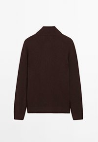 Dunkelbrauner, gerippter Strickpullover mit hohem Kragen und langen Ärmeln. Der strukturierte Stoff hat einen leichten Stretch und verleiht visuelle Tiefe.