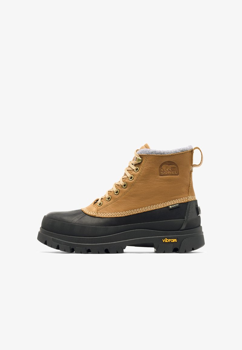 Botte d'hiver marron et noire à lacets, isolée, avec semelle en caoutchouc et crampons Vibram, portant les logos Sorel et Gore-Tex.