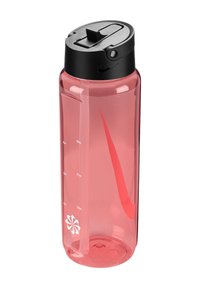 Plastic waterfles met een doorzichtig roze lichaam, zwart deksel, meetmarkeringen en een rood logo. Heeft een flip-top opening.
