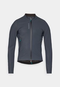 Chaqueta de ciclismo de color gris oscuro con cuello cerrado, cremallera frontal completa y forro interior texturizado. Presenta un bolsillo con cremallera con acentos en color teal.