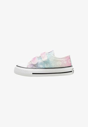 Deportivas con velcro de un patrón de color degradado que va del azul al rosa, con suela blanca, raya negra y logotipos decorativos.