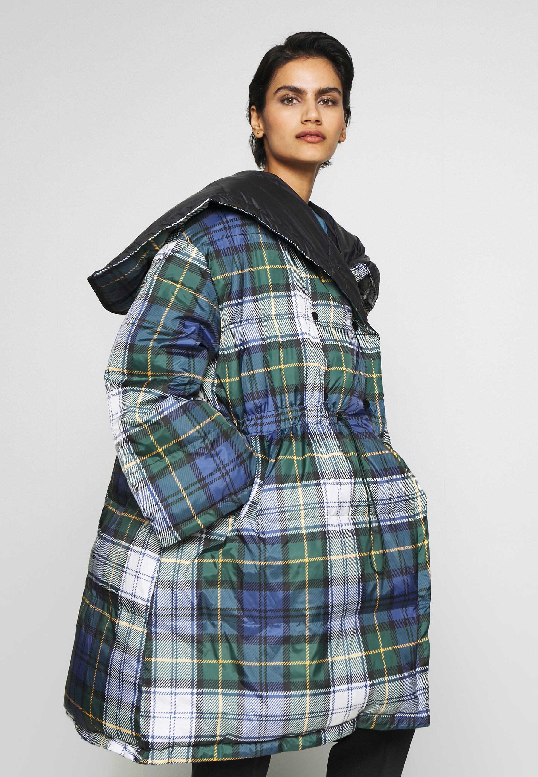 Holzweiler DOSY JACKET Dunkåpe frakk campellsvart DOSY CAMPELL SVART JAKKE | Hoyer.no
