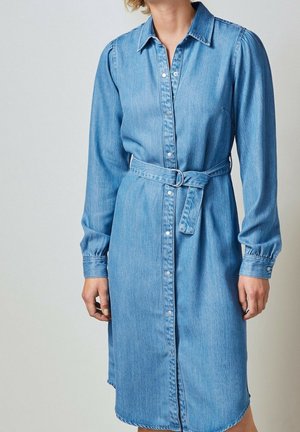 Lyseblå denimkjole med lange ærmer, krave, trykknapper foran og matchende bælte bundet i taljen.