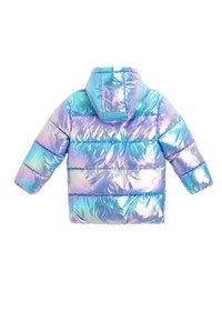 Holografisch donsjack in blauw- en paarstinten, met een capuchon, doorgestikte structuur en een glanzende, reflecterende textuur.