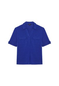 Camicia azzurra con maniche corte e bottone, realizzata in tessuto morbido, caratterizzata da un colletto e due tasche sul petto con chiusura a pattina. Polsini arrotolati.