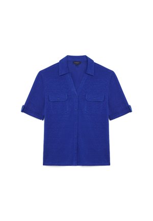 Korte mouwen, blauwe overhemden met knopen gemaakt van zachte stof, voorzien van een kraag en twee borstzakken met klepjes. Opgerolde mouwuiteinden.