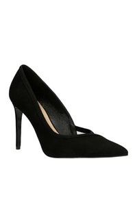 Czarny zamszowy szpilka na wysokim obcasie z zaostrzonym noskiem, wycięciami po bokach oraz błyszczącym, smukłym obcasem typu szpilka.