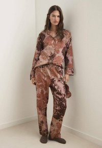 Conjunto de pijama de algodón con un patrón de tie-dye en tonos rosa y marrón, mangas largas, camiseta de botones y pantalones con cintura elástica y rayas verticales.