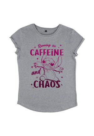 Maglietta grigia a maniche corte con testo viola "Running on CAFFEINE and CHAOS" e un personaggio cartoon con occhi spalancati e braccia distese.