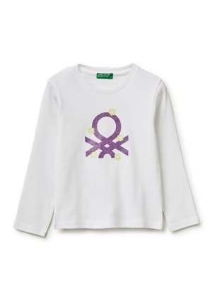 Weißes Langarmshirt mit lila geometrischem Symbol und kleinen gelben Blumen auf der Vorderseite, mit rundem Ausschnitt.