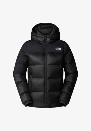 Jachetă puffer neagră cu fermoar frontal, glugă mare și quilted orizontal. Fabricată dintr-un material neted și durabil, cu logo pe piept.