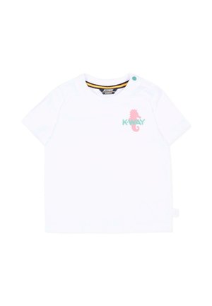 Camiseta blanca de manga corta para niño pequeño con caballito de mar rosa y logo verde "K-WAY" en el pecho izquierdo y un botón a presión cerca del cuello.