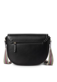 Borsa a tracolla in pelle nera con patta, dotata di una tasca frontale con cerniera e di una tracolla a righe multicolori. Texture liscia e forma curva.