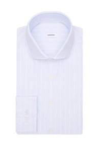 Camicia da uomo leggermente blu con sottili righe verticali bianche, colletto a punta, chiusura con bottoni e polsini con bottoni, piegata ordinatamente.