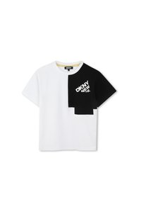 T-shirt blanc à manches courtes avec un design noir sur le côté gauche, comportant un logo DKNY imprimé en blanc. Fabriqué en coton.