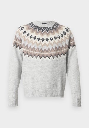 Hellgrauer Pullover mit langen Ärmeln, der eine gemusterte Passe in Creme-, Braun- und Schwarztönen aufweist. Gerippte Bündchen und Saum sorgen für Textur.