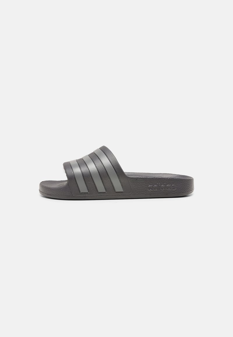 Μαύρο σανδάλι Adidas slide με τρεις γκρι ρίγες στο λουράκι και λογότυπο Adidas στη σόλα.