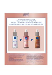 NIVEA Hautpflegeset mit drei Serenflaschen: Klarglas mit Tropfern, bunte Flüssigkeiten, beschriftet mit Hyaluron, Bakuchiol und Vitamin C.