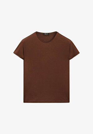 Brun bomulds t-shirt med korte ærmer, rund halsudskæring, enkelt design og lige skæring i bunden.