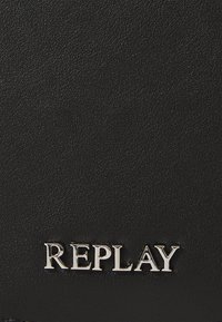 Portafoglio in pelle nera texture con logo "REPLAY" in argento embossato in basso. Design pulito, forma rettangolare, dettagli minimalisti.