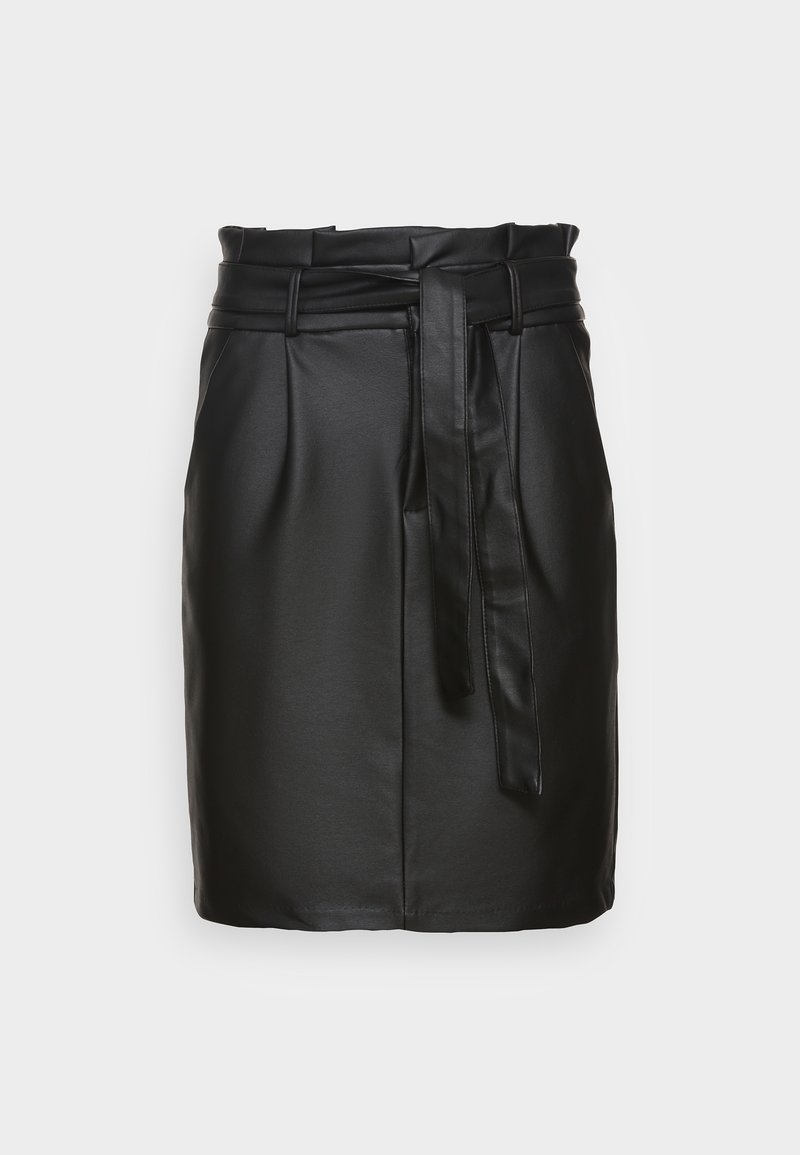 Jupe noire en similicuir longueur genou avec une taille haute à effet paperbag et une ceinture attachée nouée à l'avant.