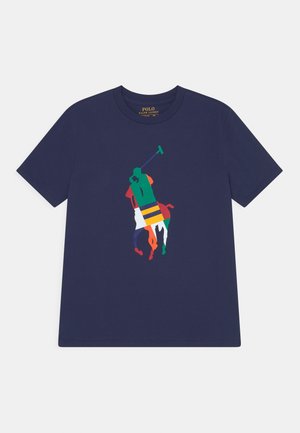 Granatowy T-shirt z okrągłym dekoltem z dużą kolorową grafiką polo gracza umieszczoną na środku przodu.