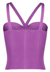 Débardeur violet à côtes avec des bretelles fines, présentant un design froncé au niveau de l'encolure et une silhouette ajustée, en tissu extensible.