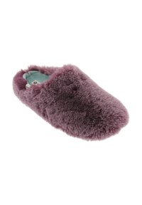 Zapatilla suave, acolchada y morada con un diseño redondeado, textura peluda y un interior acolchonado. Ideal para uso en interiores.