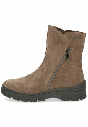 Bottines en suède marron avec une fermeture éclair sur le côté, tige texturée, semelle en caoutchouc noir et un talon légèrement surélevé pour un soutien supplémentaire.