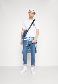 Levi's® SS RELAXED FIT TEE - T-shirt estampada - surf club white