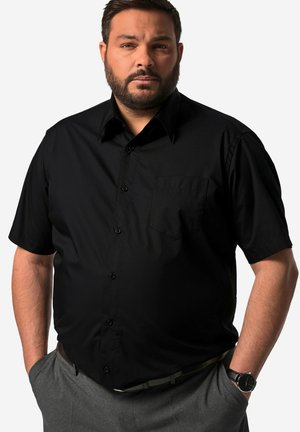 Zwarte korte mouwen button-up shirt met een borstzak, kraag en een gladde textuur. Gedirigeerd met grijze broeken en een zwart horloge.