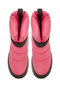 Rózsaszín, szigetelt téli csizma pár fekete talppal és fekete húzófülekkel, felülről nézve, fehér háttér előtt.