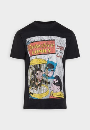 Sort t-shirt med vintage Detective Comics coverprint featuring Batman, Robin og en mand fanget i et gult fuglebur.