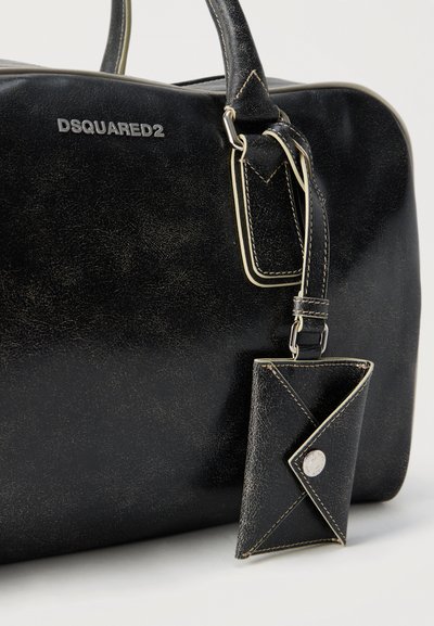 Sac à main en cuir noir DSQUARED2 avec couture blanche et étiquette en cuir assortie de style enveloppe avec fermeture à bouton.