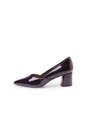 Zapato de tacón de mujer brillante de color marrón oscuro, con punta puntiaguda y tacón bloque grueso de altura media, mostrado en vista de perfil sobre fondo blanco.