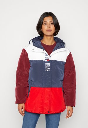 Farvet blocking pufferjakke med paneler i marineblå, hvid, bordeaux og rød, lynlås lukning, hætte og logo detalje på fronten.