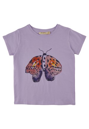 Lila T-shirt met korte mouwen van zacht stof, met een aquarelvlinderprint in oranje, zwarte en paarse tinten aan de voorkant.