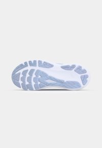 Semelle de chaussure de sport en blanc et bleu clair ; présente un caoutchouc texturé pour l'adhérence, des canaux de flexion et un design lisse et profilé.
